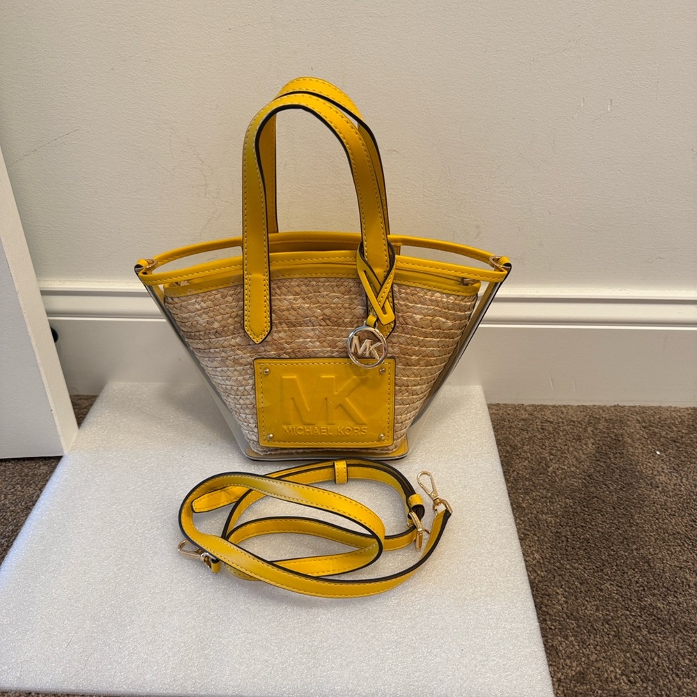 Michael Kors Kimber small 2-in-1 vinyl and straw convertible tote bag - Picture 4 of 11